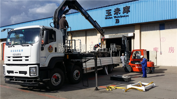 叉車搬運砝碼裝車